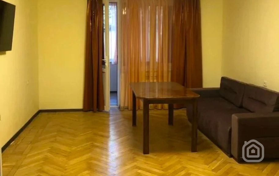 Продаётся 3-комнатная квартира, 67 м², ул. Hераци, Центр