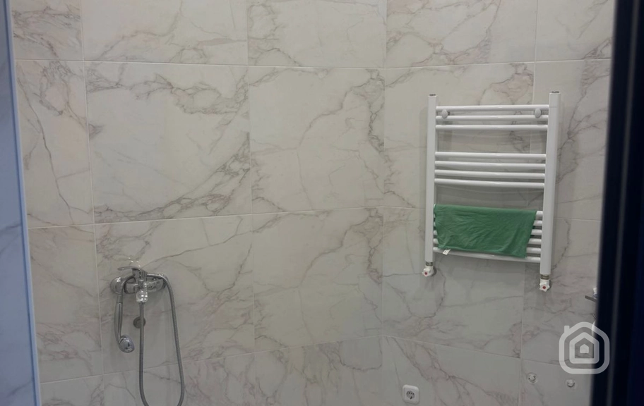 Продаётся 5-комнатная квартира, 112 м², ул. Чаренц, Центр