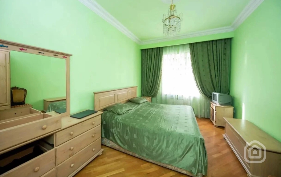 Продаётся 4-комнатная квартира, 183 м², ул. А. Петросян, Центр