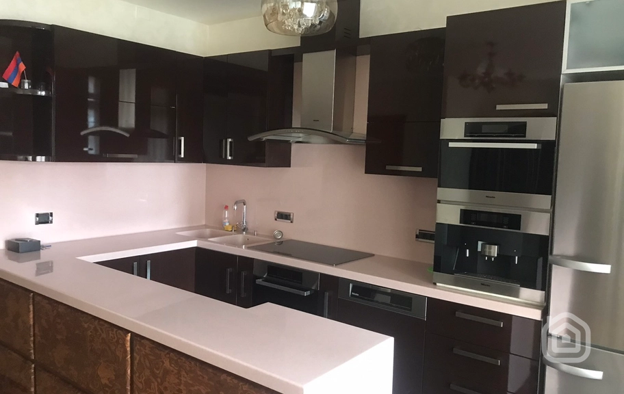 Продаётся 4-комнатная квартира, 120 м², ул. Абовян, Центр