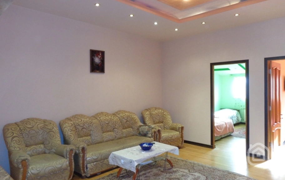 Продаётся 2-комнатная квартира, 69.4 м², пр. Саят-Нова, Центр