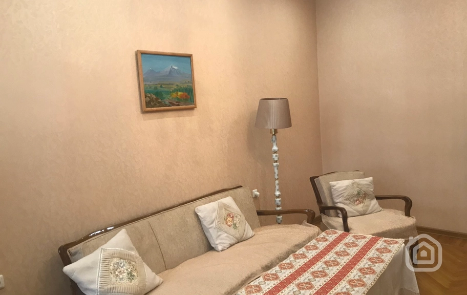 Продаётся 3-комнатная квартира, 90 м², ул. Амирян, Центр