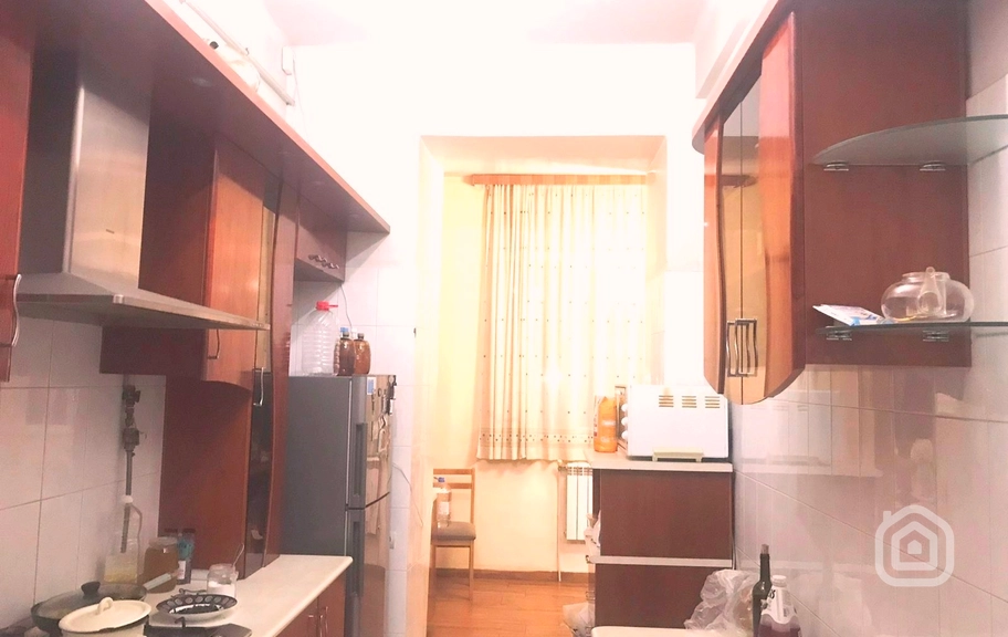 Продаётся 3-комнатная квартира, 98 м², ул. Ханджян, Центр