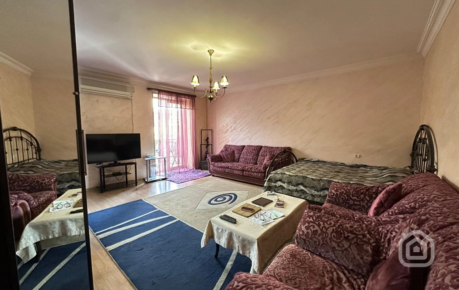 Продаётся 1-комнатная квартира, 40 м², ул. Налбандян, Центр