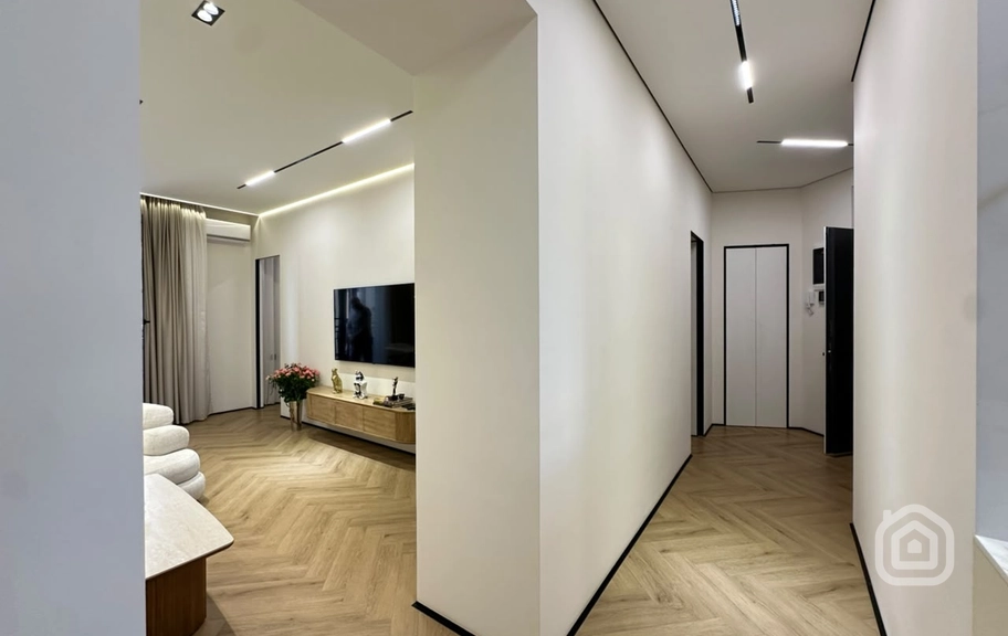 Продаётся 2-комнатная квартира, 85.3 м², ул. Паронян, Центр