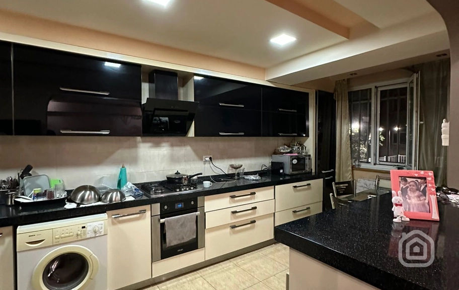 Продаётся 3-комнатная квартира, 93 м², ул. Hин Ереванци, Центр